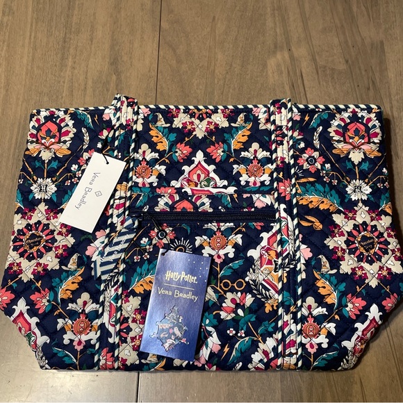 Vera Bradley Handbags - NWT! Vera Bradley Harry Potter Home to Hogwarts Small Vera Tote Bag